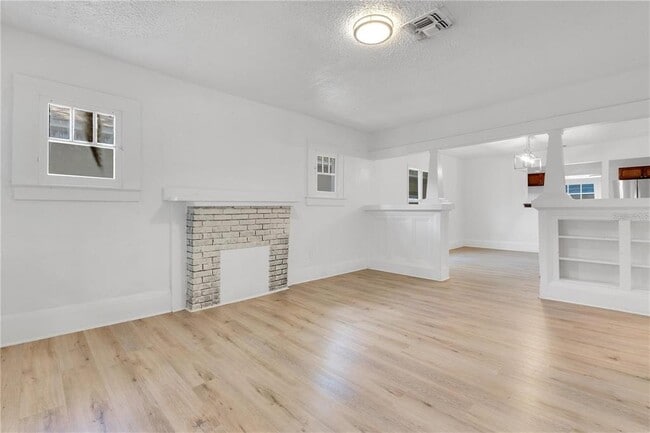 Building Photo - 1029 Colyer St