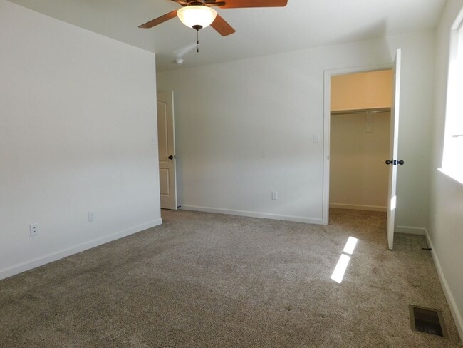 Building Photo - Townhome Near Shopping