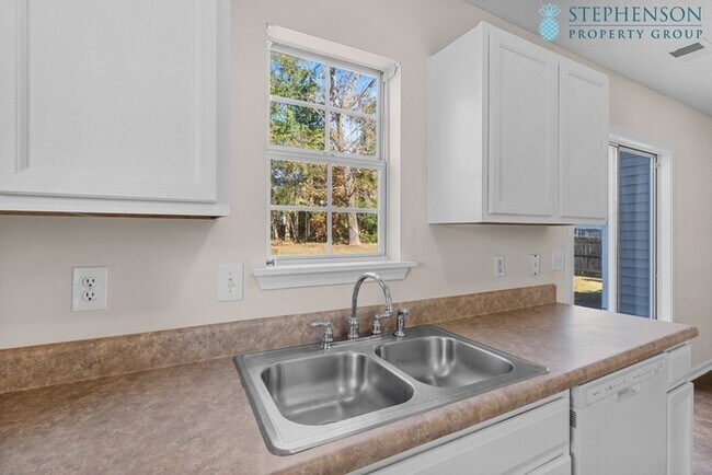 Building Photo - Fully Remodeled in Nov 2025!