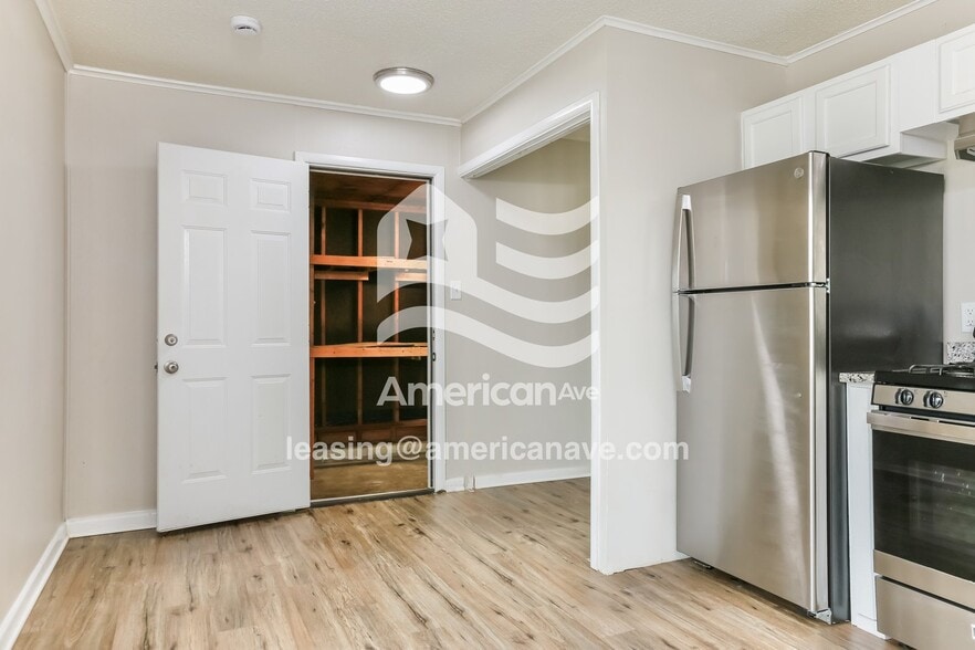 Building Photo - 922 W 54th St