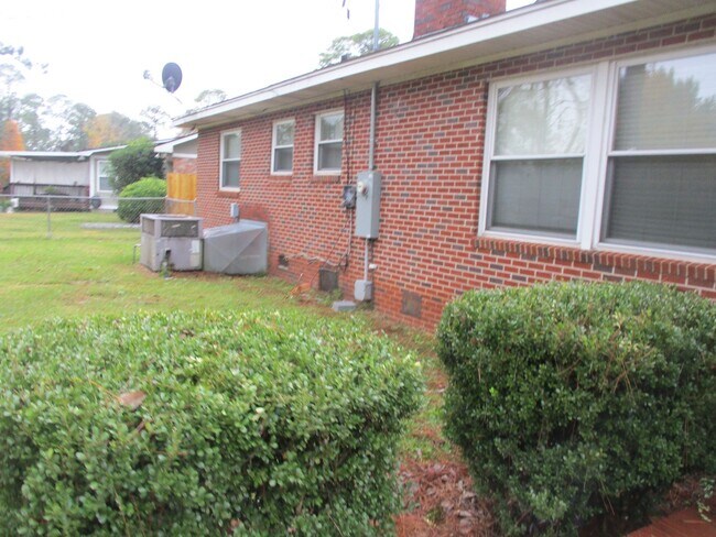 Building Photo - 1020 E Edgewater Dr
