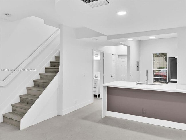 Building Photo - 8 Key W Ct