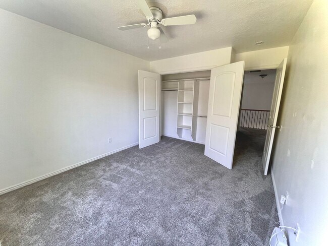 Building Photo - 4 bed 3 bath Townhome