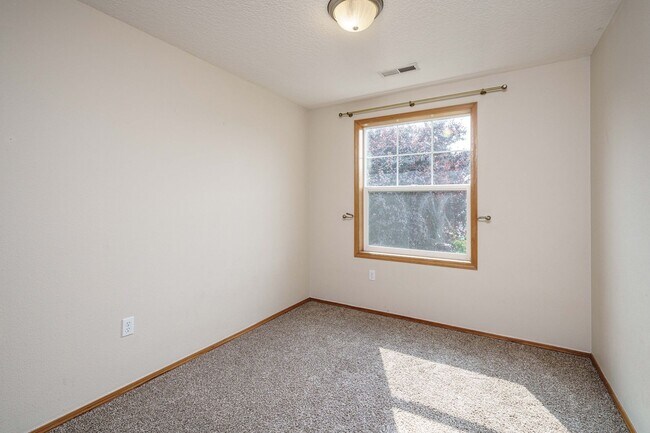 Building Photo - 3 bedroom 2.5 Bath - On Dead End Street - Low Maintenance Fenced Yard - Community Center with Swi...