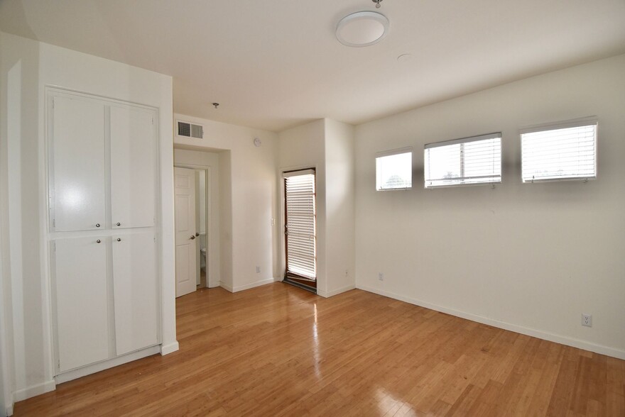 Building Photo - 425 N Alvarado St