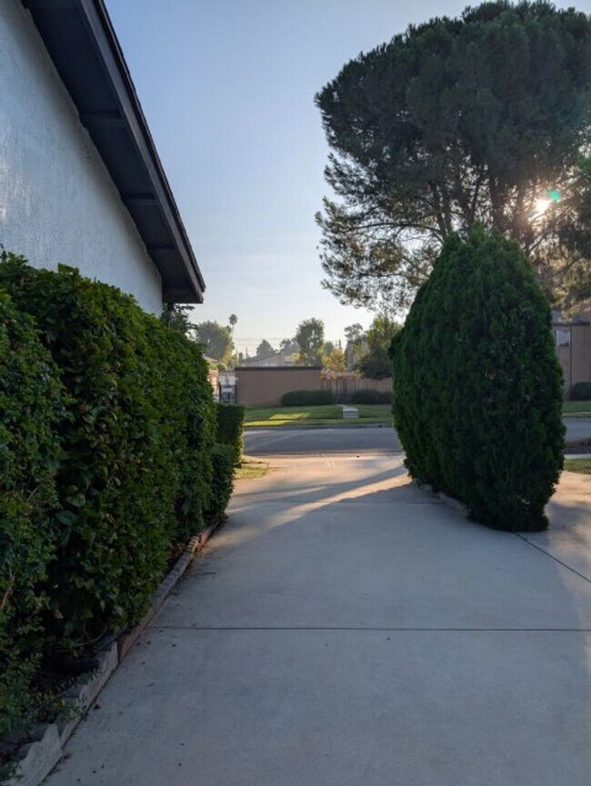 Building Photo - Coming soon! 3 bed, 2 Bath in centrally located community of Redlands