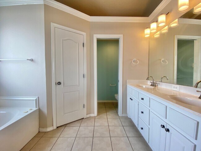 Building Photo - Great 3 bed 2 bath now available in Frensh...