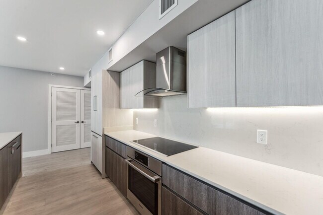 Building Photo - 111 SE 1st Ave