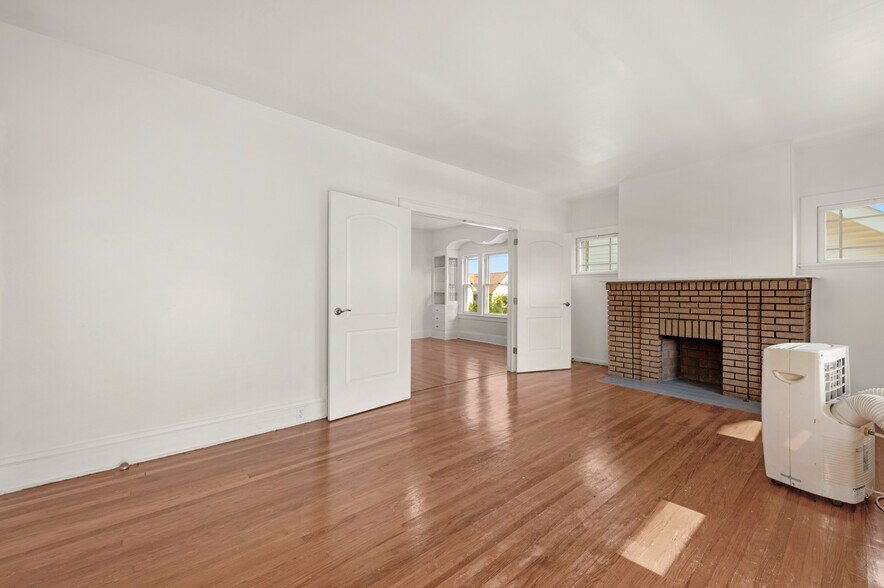 Building Photo - 2202 Wyandotte Ave