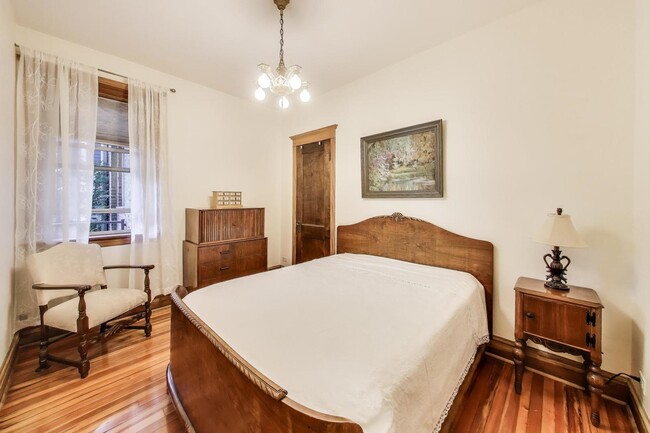 Building Photo - 4200 N Hermitage Ave