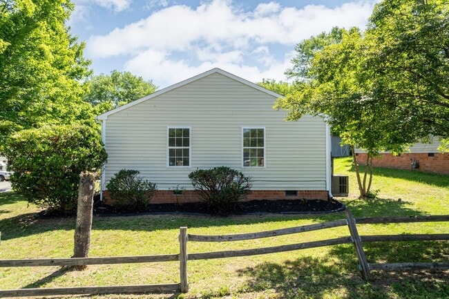 Building Photo - Three Bedroom Home Move in ready!