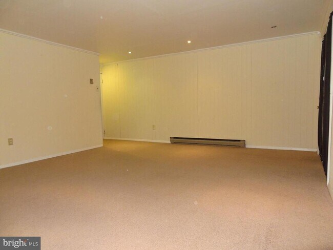 Building Photo - 2074 Lake Grove Ln