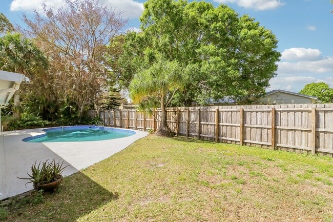 Building Photo - 2145 5th St