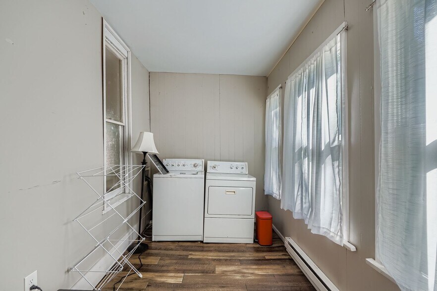 Main Floor shared laundry room - 1000 26th Ave NE
