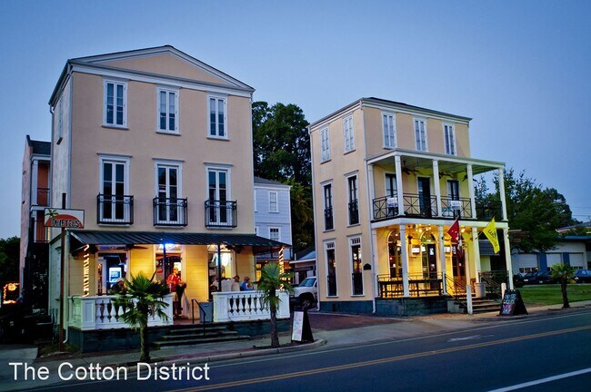 Building Photo - 701 University Dr