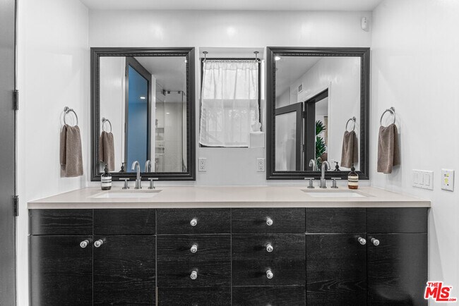 Building Photo - 2300 Ronda Vista Dr