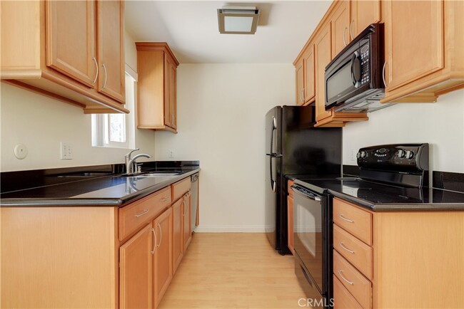 Building Photo - 972 Larrabee St