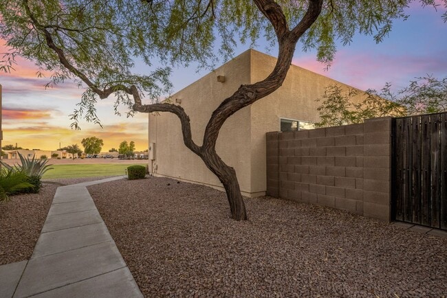Building Photo - Beautiful 3 bedroom patio home with open f...