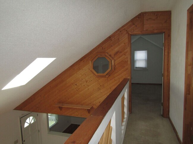 Building Photo - Gorgeous, Completely renovated 3 bedroom