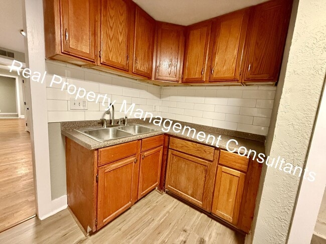 Building Photo - Updated 3-Bedroom Duplex in Kansas City, KS