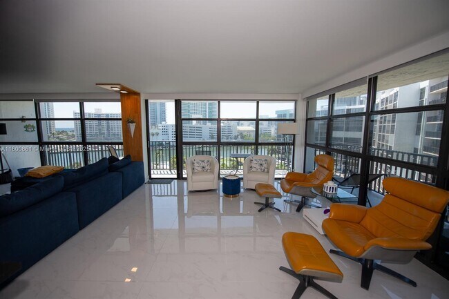 Building Photo - 600 Parkview Dr