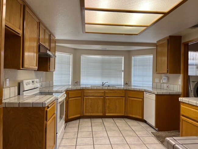 Building Photo - Beautiful 3 bedroom 2 bathroom home in App...