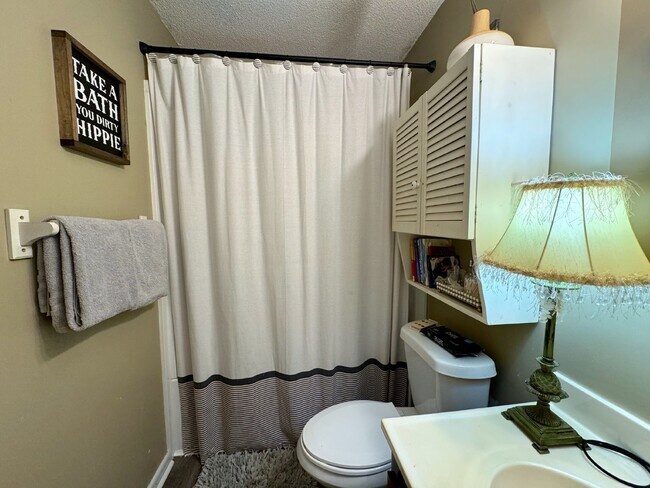 Building Photo - "Charming 3-Bedroom Retreat with Gleaming Hardwood Floors in Hendersonville!"