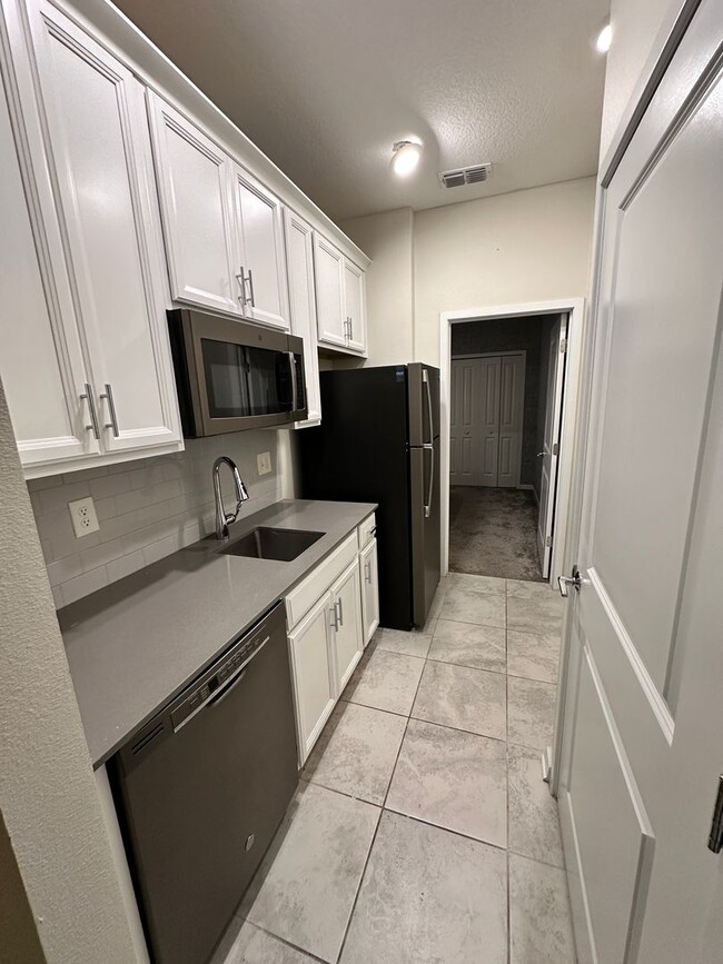 Building Photo - PENDING APPLICATION-Beautiful 1/1 In-Law S...