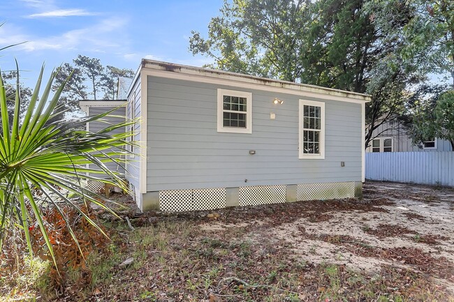 Building Photo - Charming North Charleston Home