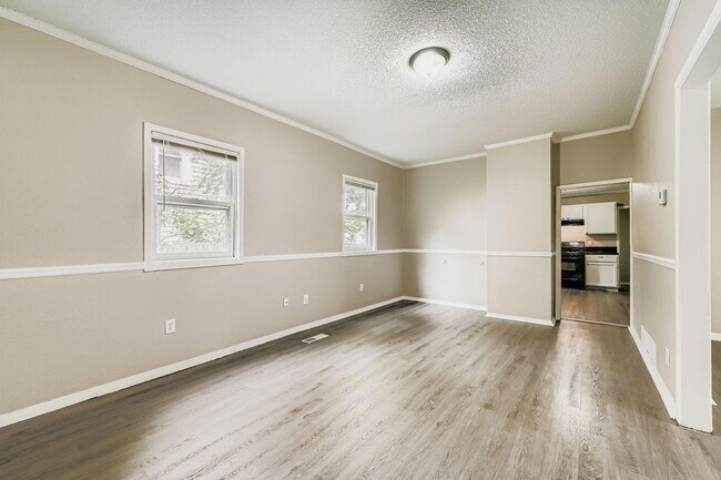 Building Photo - 707 Jenks Ave E