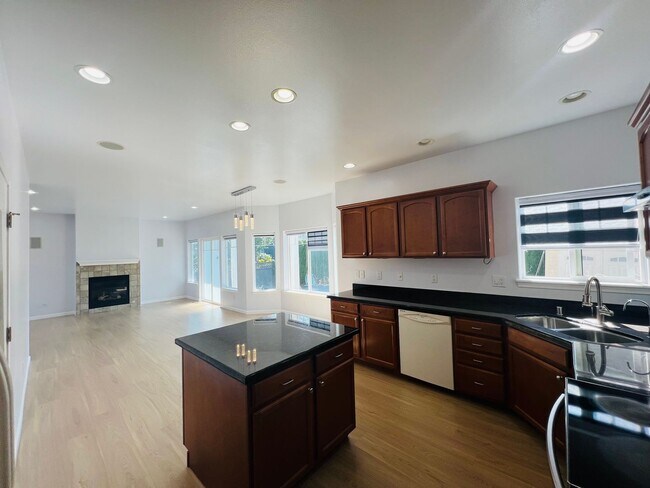 Building Photo - 4 Bedroom 2.5 Bathroom Home w/ Garage In Ferndale!