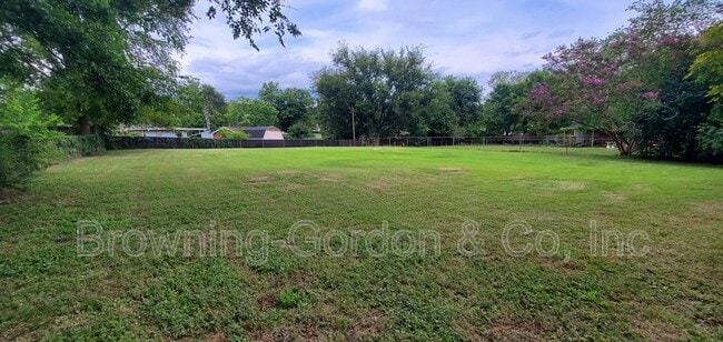 Building Photo - 5020 Bonnameade Dr