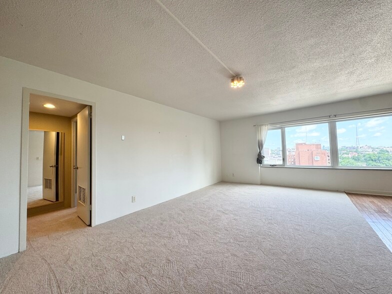 Building Photo - 4545 Wornall Rd