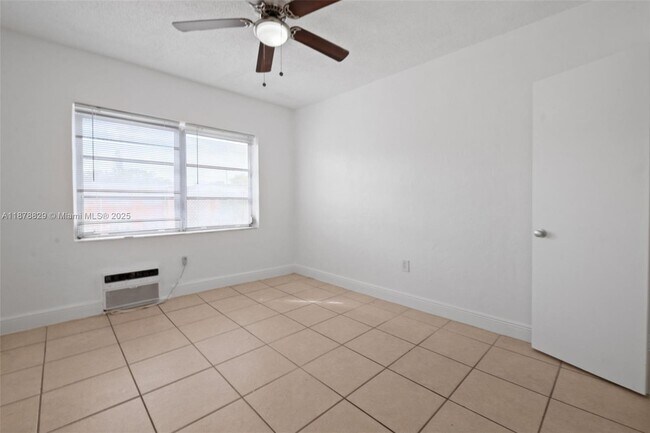 Building Photo - 3571 SW 10th St