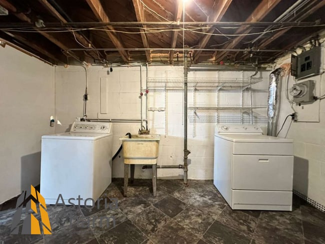 Building Photo - 3 Bedroom Home with Finished Basement, Parking, and Fenced Yard