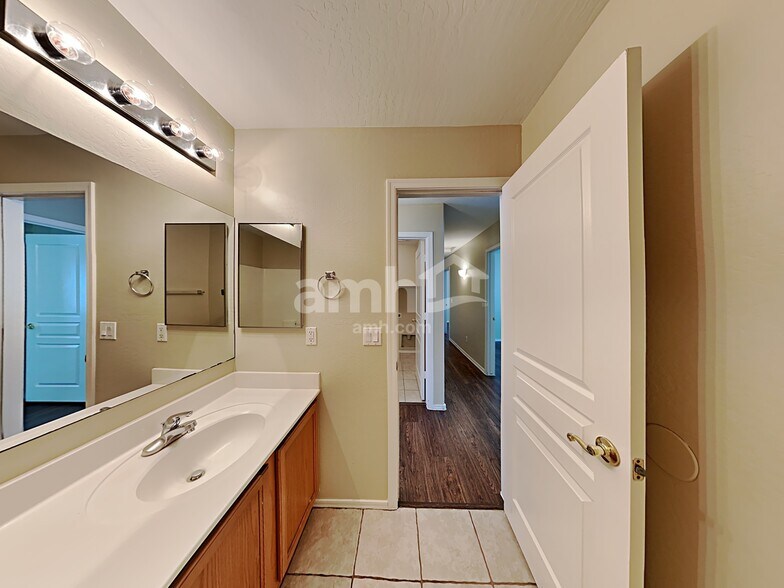 Building Photo - 24160 W Lasso Ln