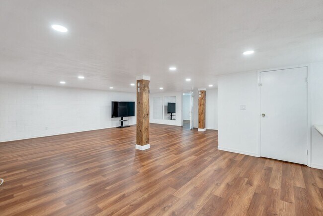 Building Photo - Great 6 Bedroom home near ASU with large BASEMENT