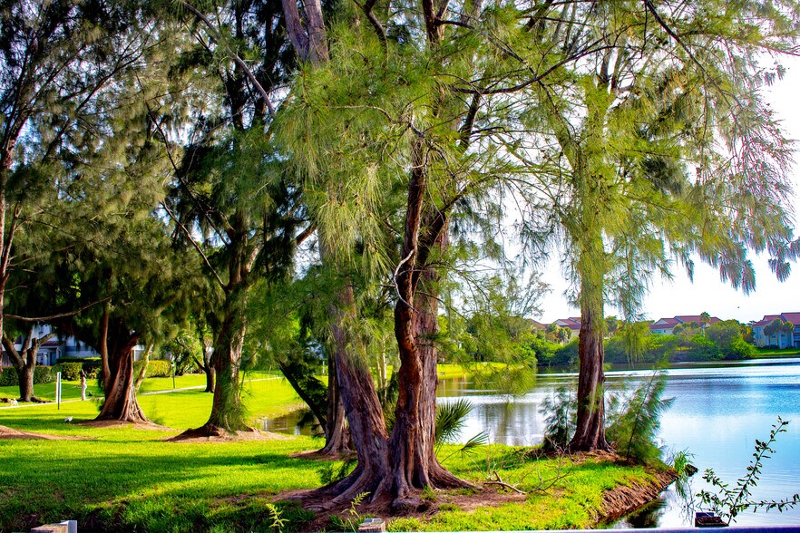 Building Photo - 2861 N Oakland Forest Dr