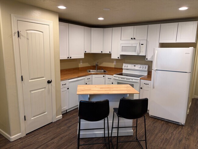 Building Photo - 14287 Rosaleen Ln