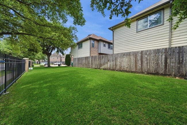 Building Photo - 218 Plaza Del Sol Park