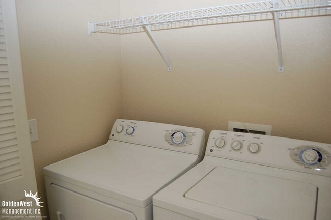 Building Photo - Gorgeous 2Bdm 2.5Ba Townhome with a Loft in Gated Community