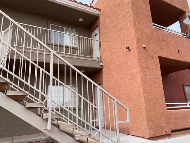 Building Photo - SPACIOUS 2BED/2BATH CONDO * FIRST FLOOR UNIT*