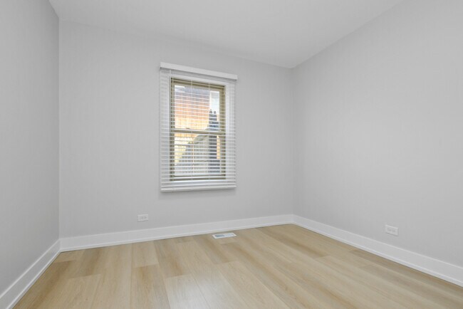 Building Photo - 7800 W Kingston Dr