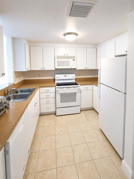 Building Photo - 1250 S Miami Ave