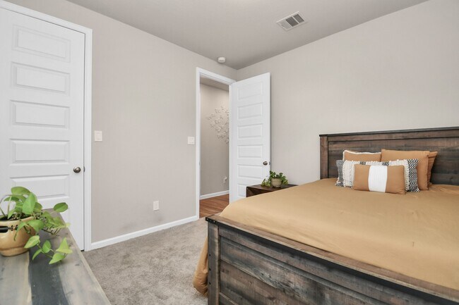 Building Photo - 5043 Morrison Dr