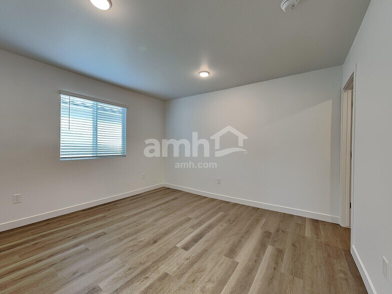 Building Photo - 9829 W Parkway Dr