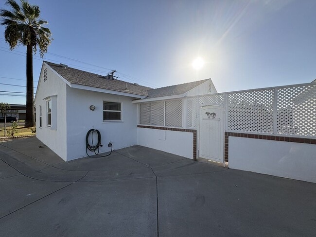 Building Photo - Charming Home