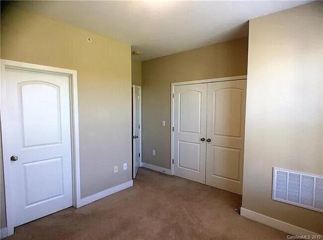 Building Photo - Room in 3 Bedroom Townhome at Seigle Point Dr