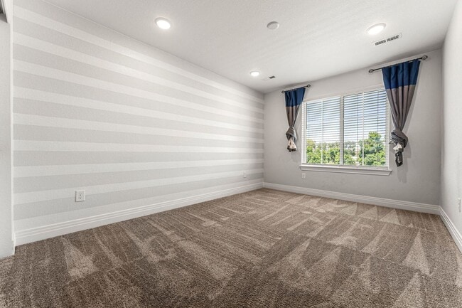 Building Photo - Modern Townhome in Commerce City!