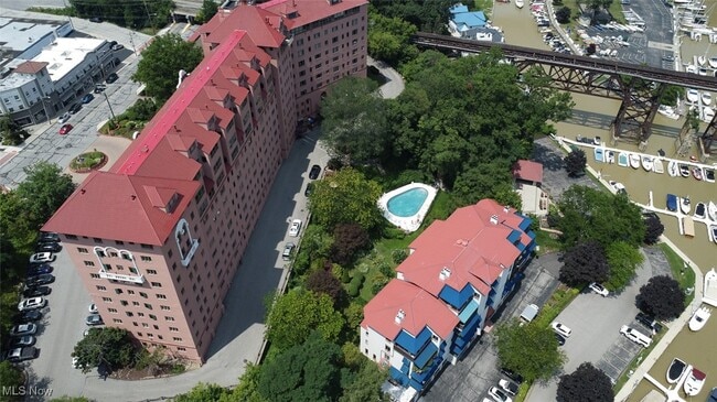 Building Photo - 19000 Lake Rd